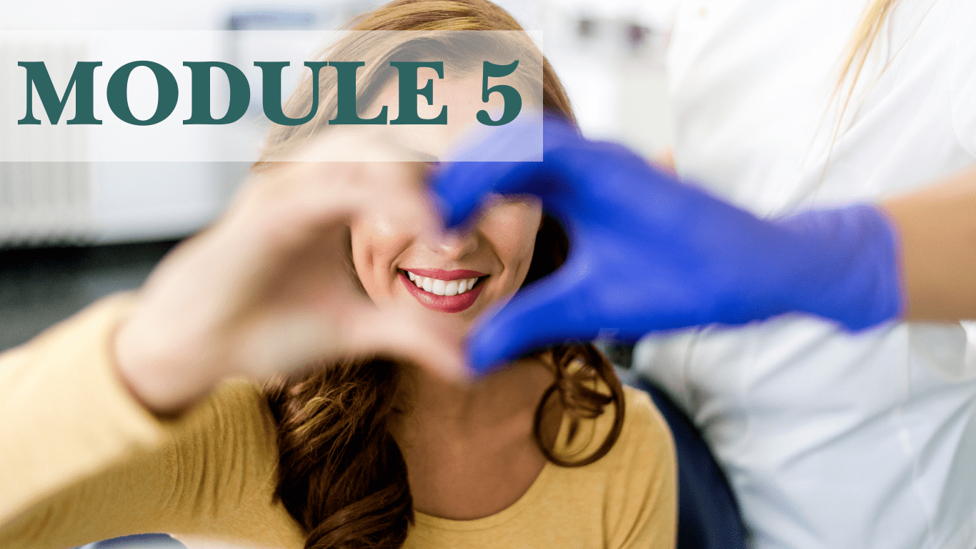 Main d’une patiente et du praticien formant un cœur, avec une patiente floue en arrière-plan, module 5 sur l’expérience patient de la formation soins médico-esthétiques